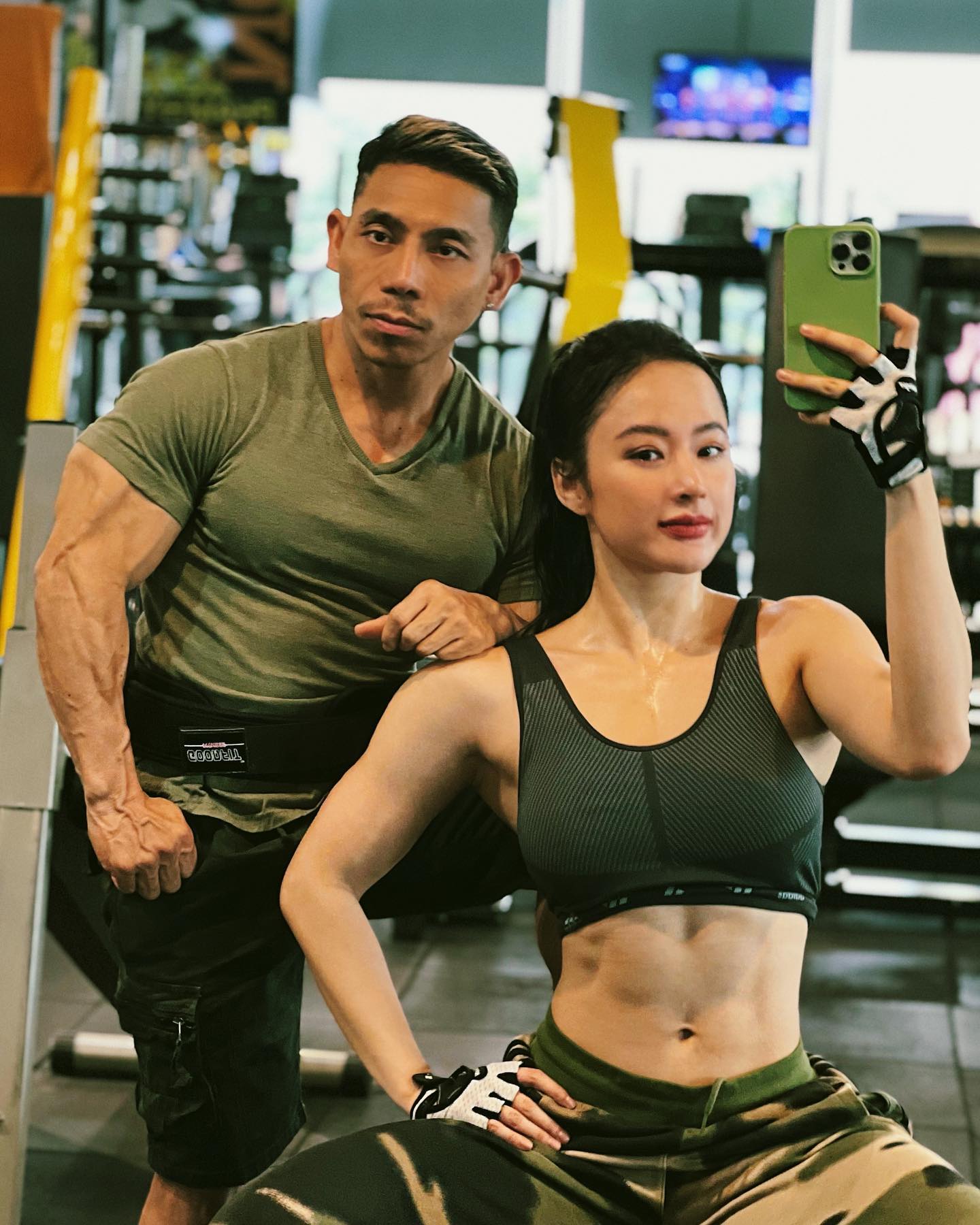 Angela Phương Trinh đọ dáng cùng Phạm Văn Mách